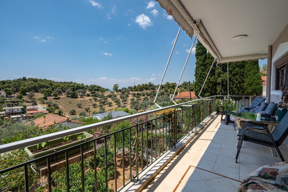 Peaceful Hilltop Apartment With Balcony Sea View