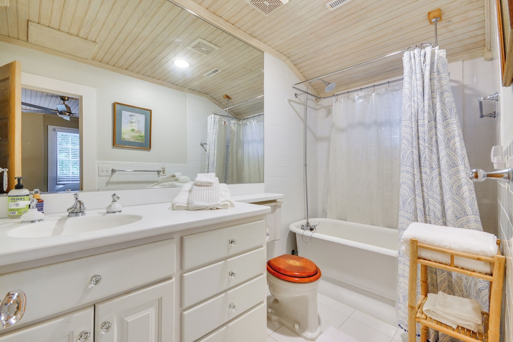 Walk to Main St: Historic High Point Carriage Home