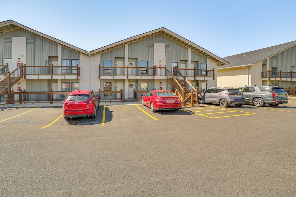 Walk to Branson Landing: Condo w/ Resort Amenities