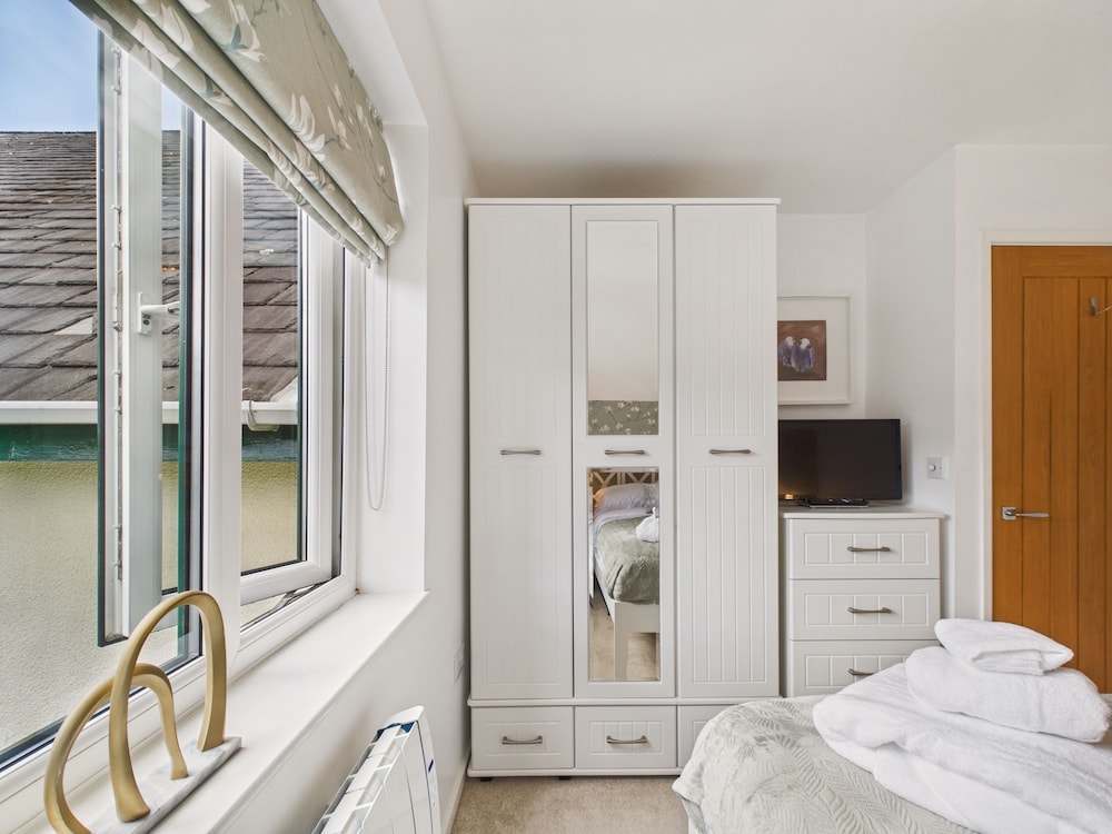 2-bed Central Apartment- Free Private Parking