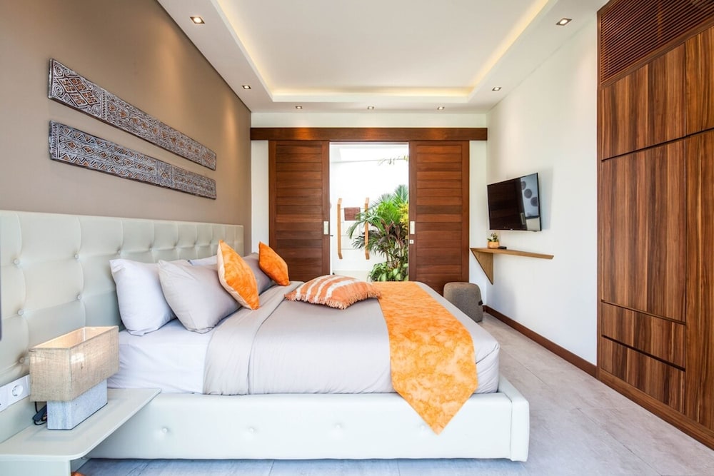 Villa 15 Stunning 6 BR Villa 400m to Beach