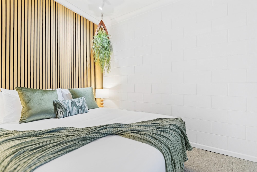 Rainforest Reef Retreat - Esplanade Ground-floor Apartment