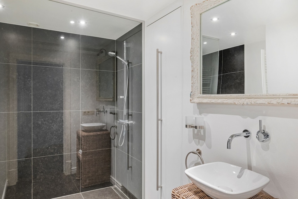 Luxury 4-bedroom Apartment With Large Terrace
