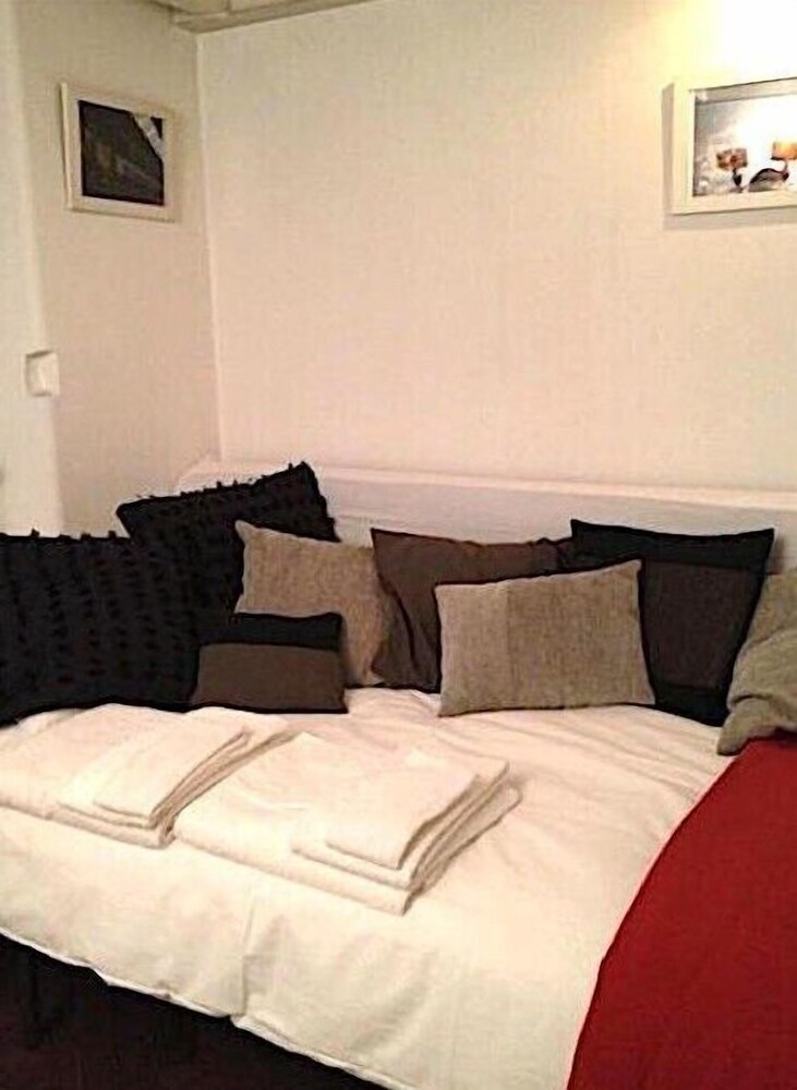In Rome, Aristocratic, 3 Bedroom in Elegant, Historic Palace 3 Bedrooms 3 Bathrooms Apts