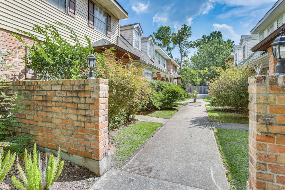 23 Mi to Nola: Cozy & Quaint Destrehan Townhome