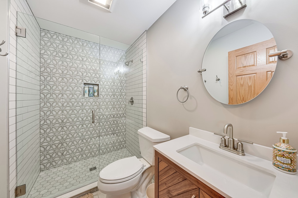 Lake Mary View: Pickleball Paradise Penthouse Unit