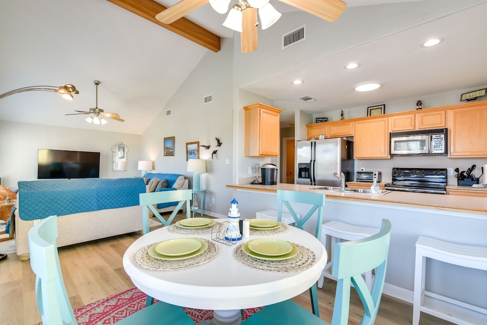 Galveston Getaway: Spacious Home < 1 Mi to Beaches