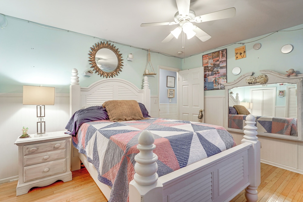 Walk to Beach: Gem w/ Pool & Spa in Isle of Palms!