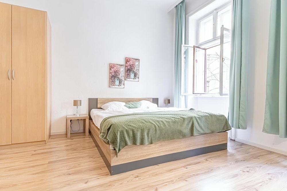 Simple 1BR Apt Long Stay Near Belvedere