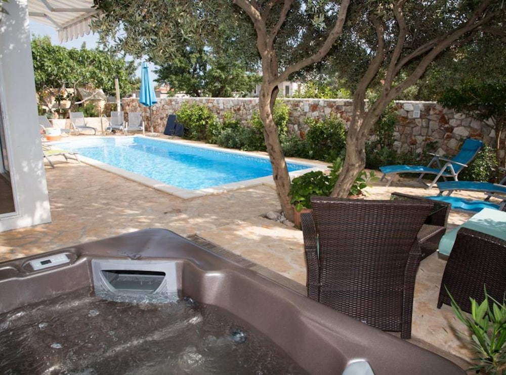 Spacious and Tranquil Apartments With Shared Pool