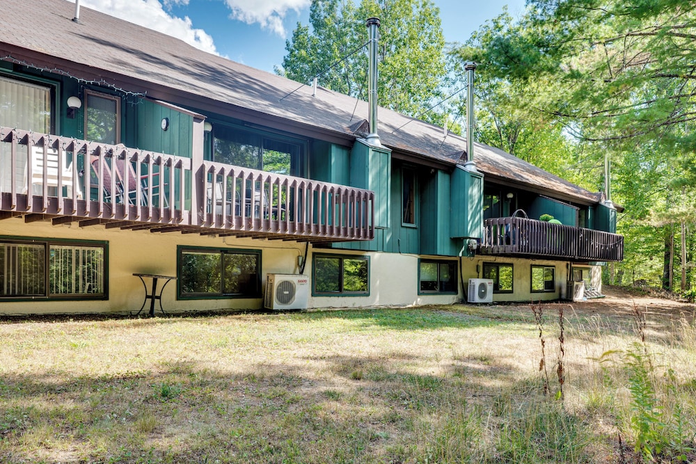 Near Skiing & Hiking! North Conway Gem w/ Balcony