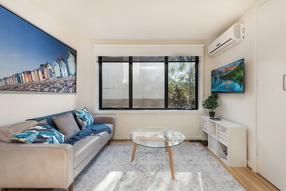 Prime Location 1 Bedroom Apartment Near MCG With Parking