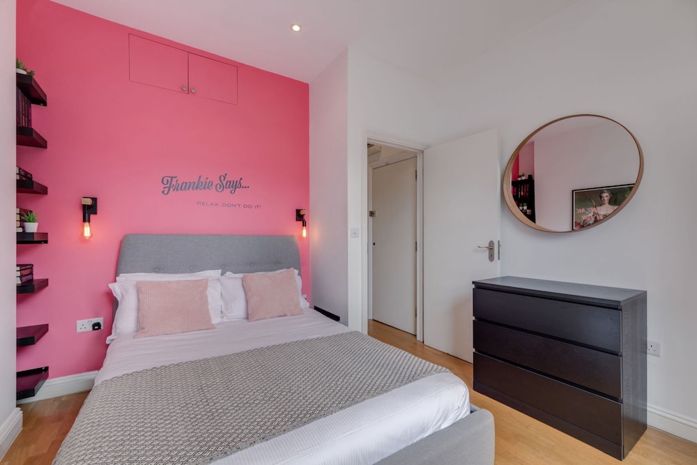 The Lipstick Palace - Fitzrovia - by Frankie Says