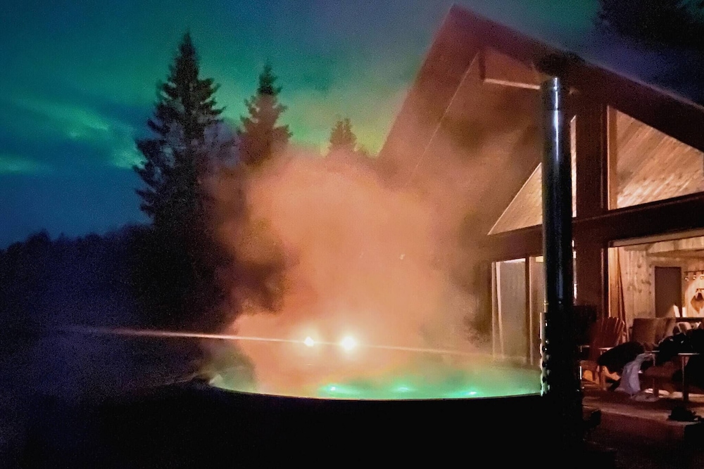 Modern Mountain Cabin - Outdoor Hot Tub - 8 Beds