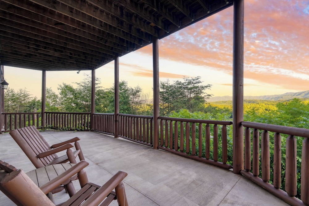 Luxury Cabin w/ Elevator, Theater & Hot Tub Near Dollywood Smoky Vista Lodge