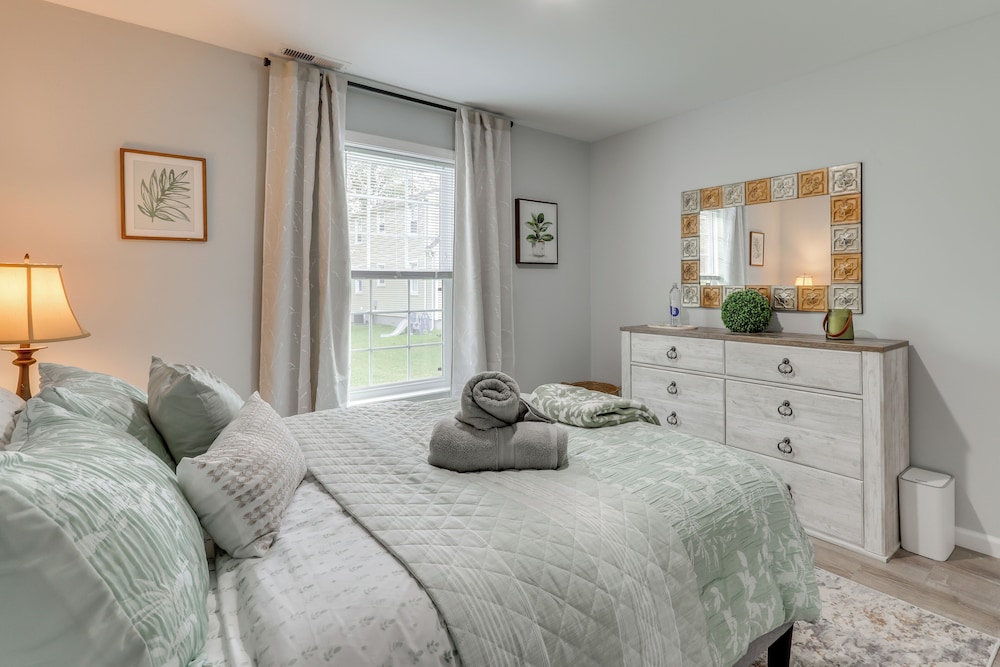 2 Mi to Beach, Shared Yard Space: West Haven Apt!