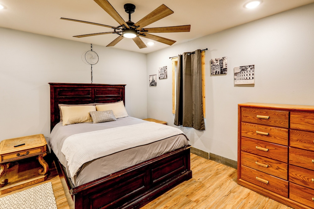 Walk to Dtwn: Dog-friendly Retreat in Fairbanks!