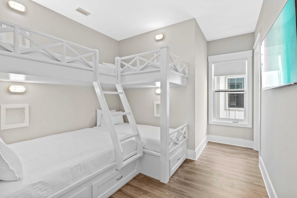 Sea Dweller by Avantstay Rooftop Spa + Gulf View Golf Cart, Pool