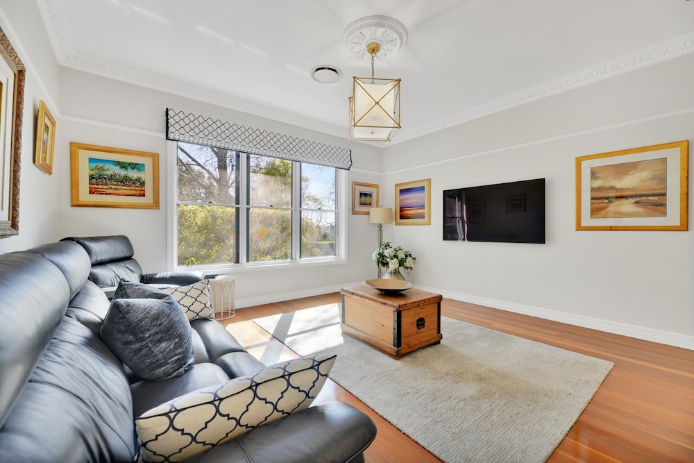 Expansive Toowoomba Retreat With Garden BBQ