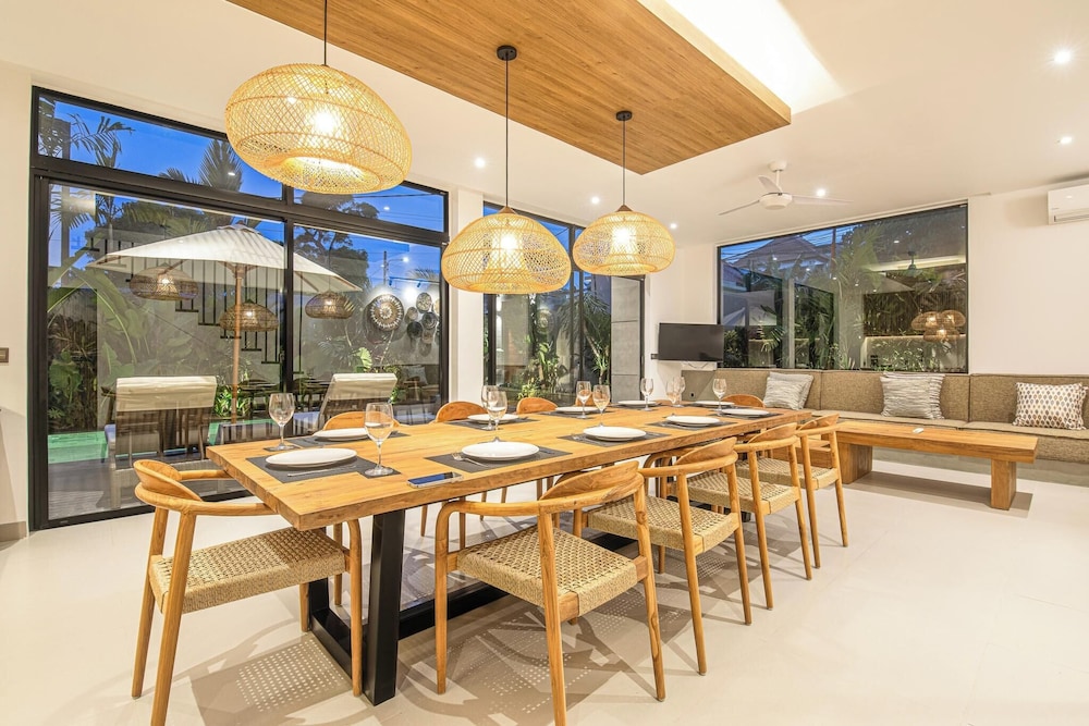 Luxury 5BR Retreat, 400m From Café Del Mar Shore