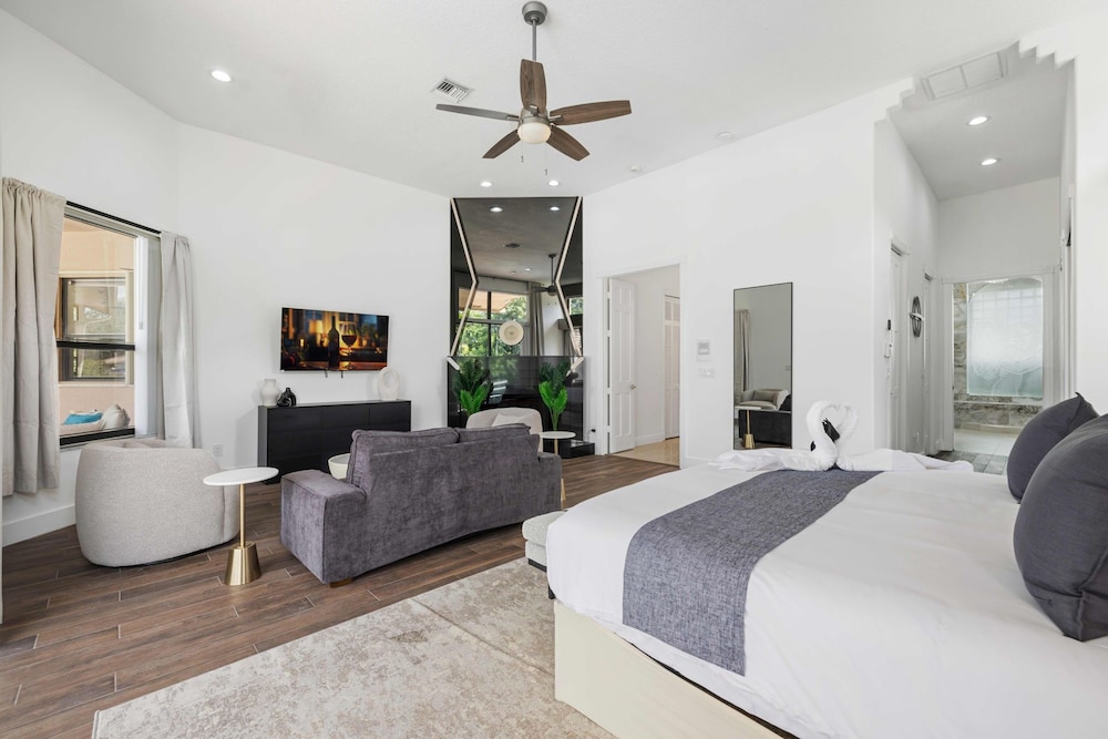 Grand 6BR Plantation Estate w/ Tennis & Pool