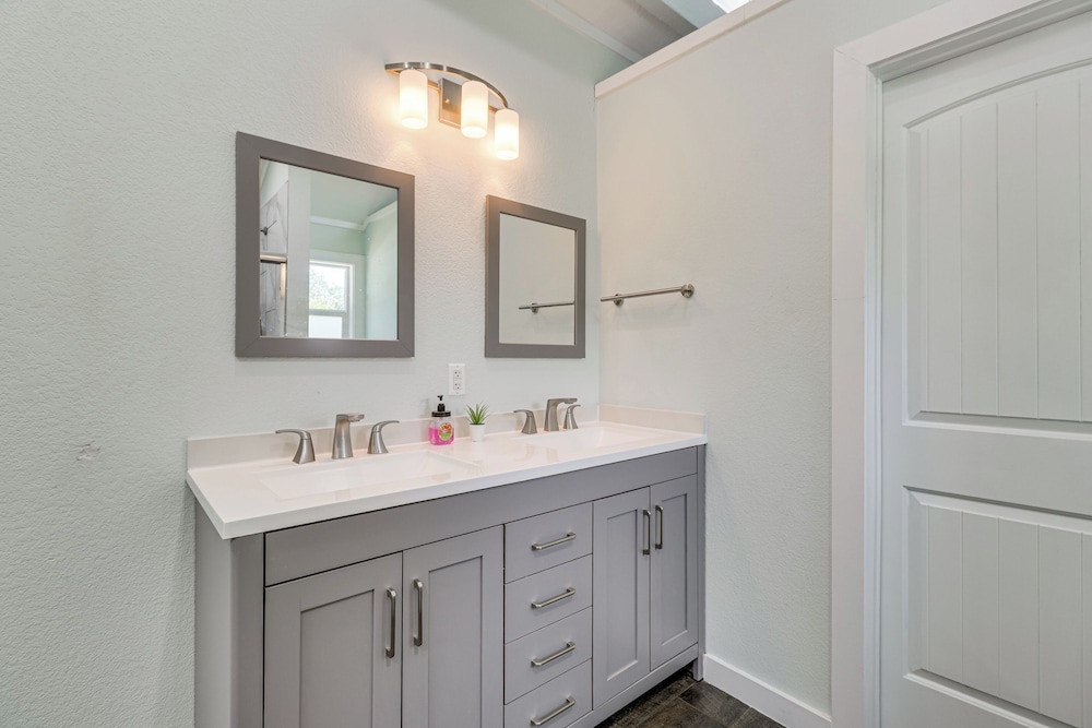 2 Mi to Lake Bastrop! Modern Lost Pines Retreat
