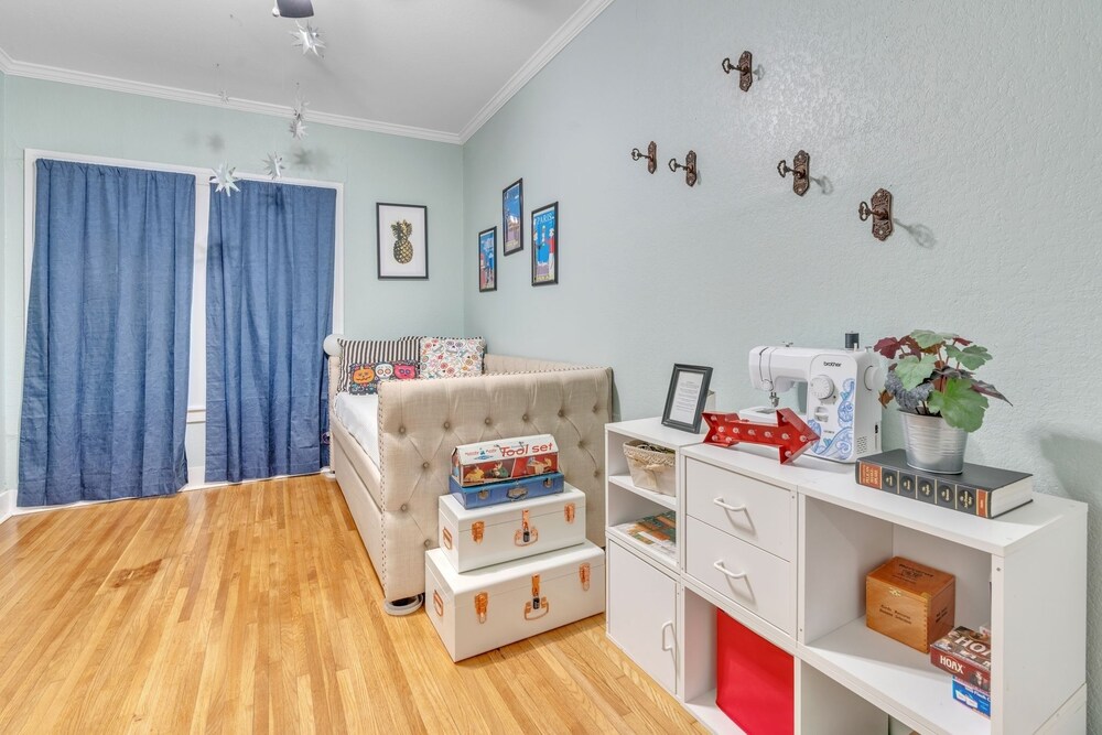 Bright & Fun 3br Cozy Nook 3 Bedroom Home by RedAwning view 2