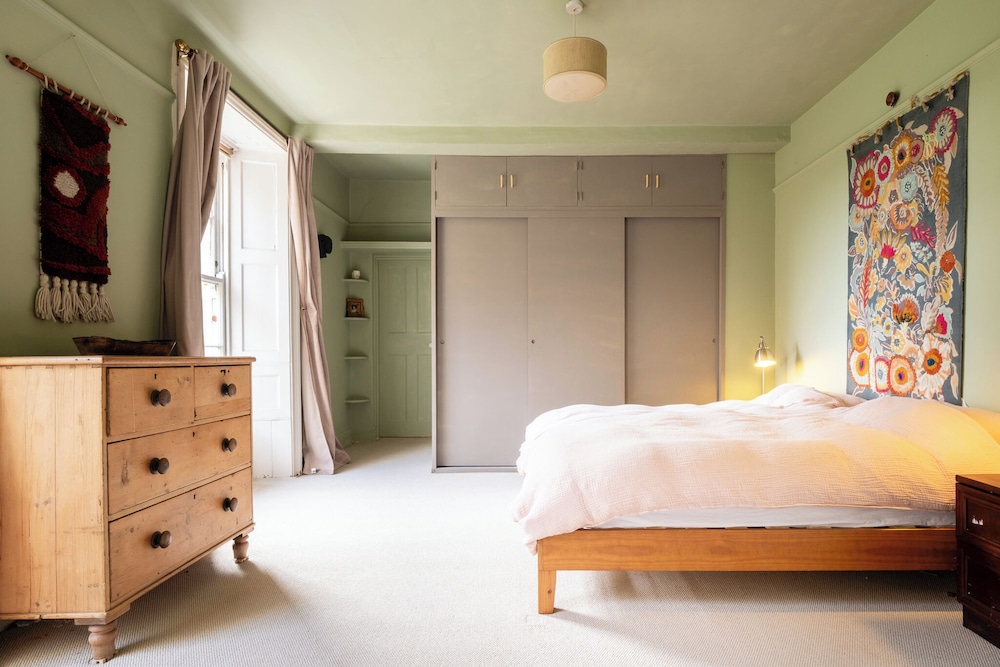Stunning 8-Bedroom Home in Painswick