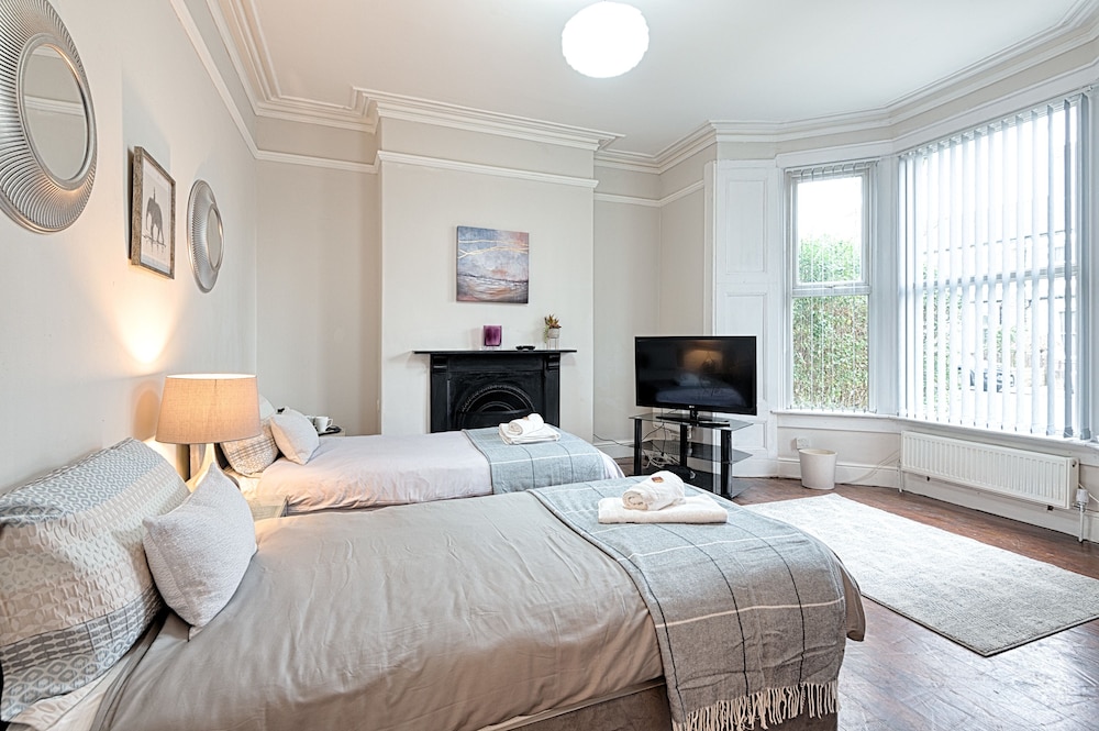 Hotel Willows-Cardiff Guest House - Image 1