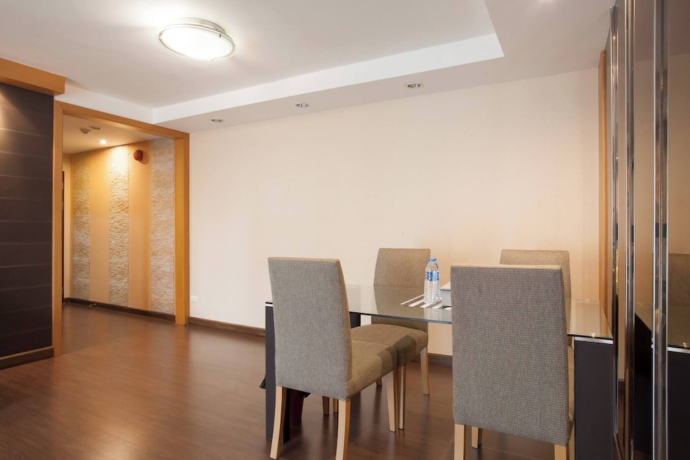 5A - 2 Bedroom Downtown Apartment With Shared Pool