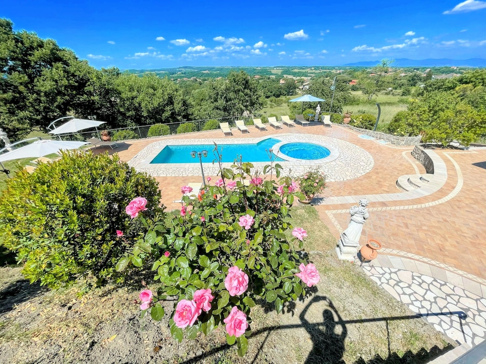 Charming Villa in Umbria - Sleeps 16 - Lake View - Pool, Jacuzzi and Events Room