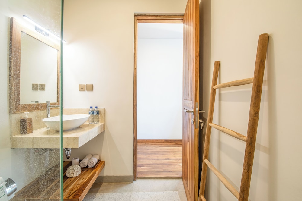 Luxurious 6 BR With Sea View, 5 Mins to Savaya