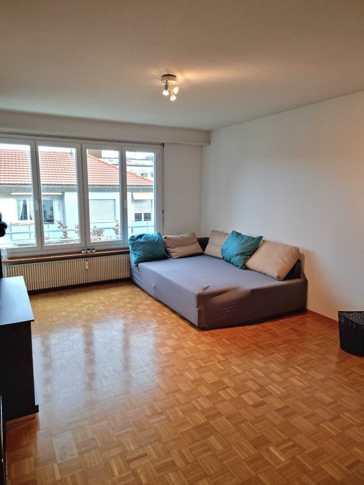 Entire Flat Close to Airport, Train, Center for 7 view 3