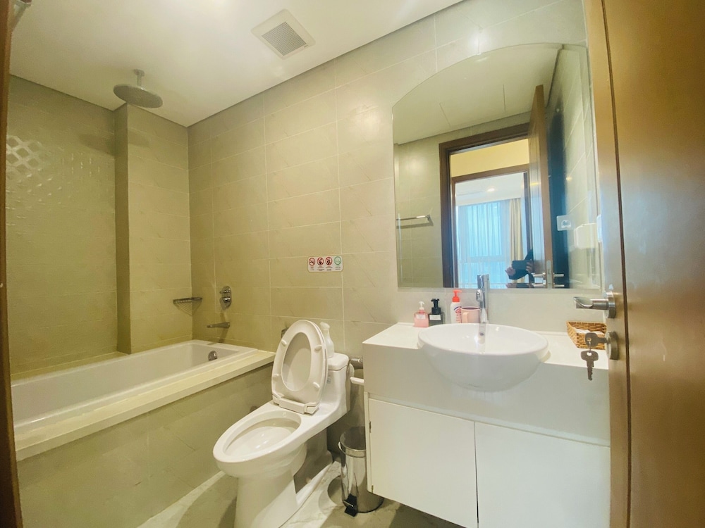 The Aquamarine Landmark Suites - Poolside Access at L4B
