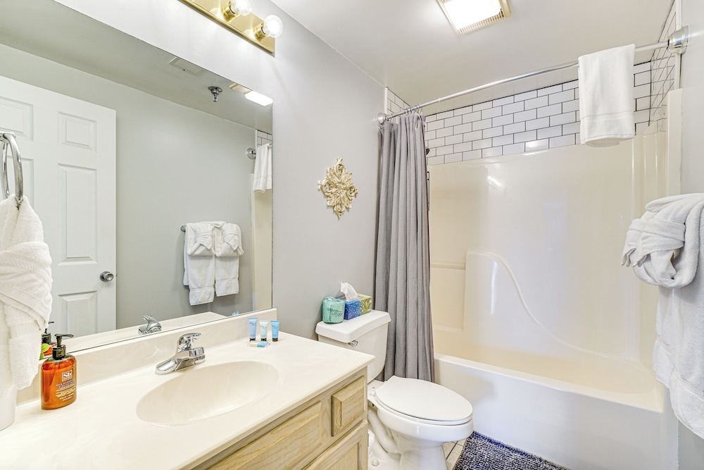 1 Mi to The Island in Pigeon Forge: Condo w/ Pools
