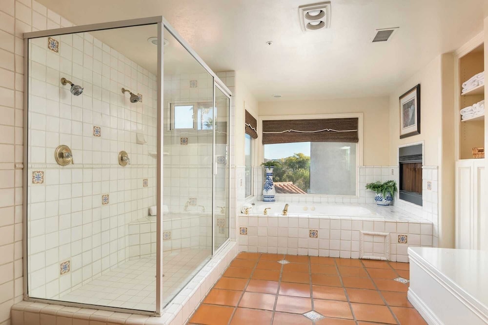 Two Estates w/ Pools, Hot Tubs, Game Rooms, Valley Views & Tennis Court Near Beaches & Wineries