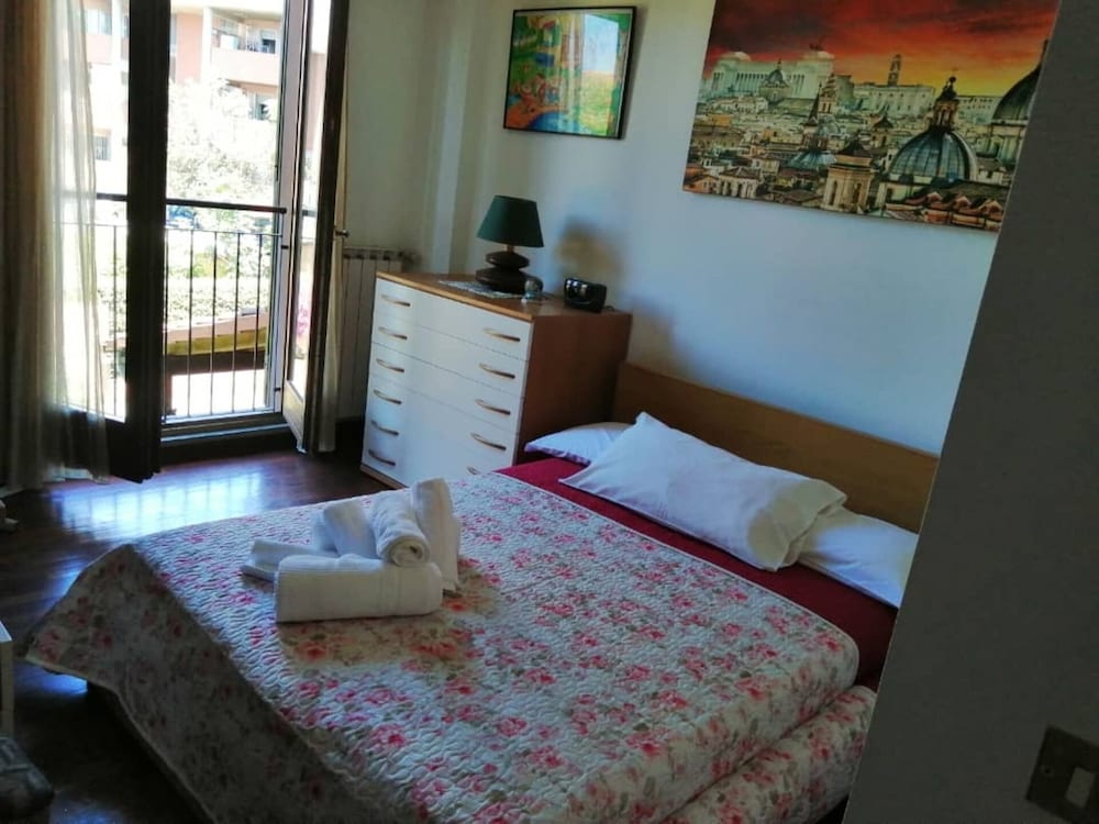 Villa Sleeps 6 With Garden and Gym