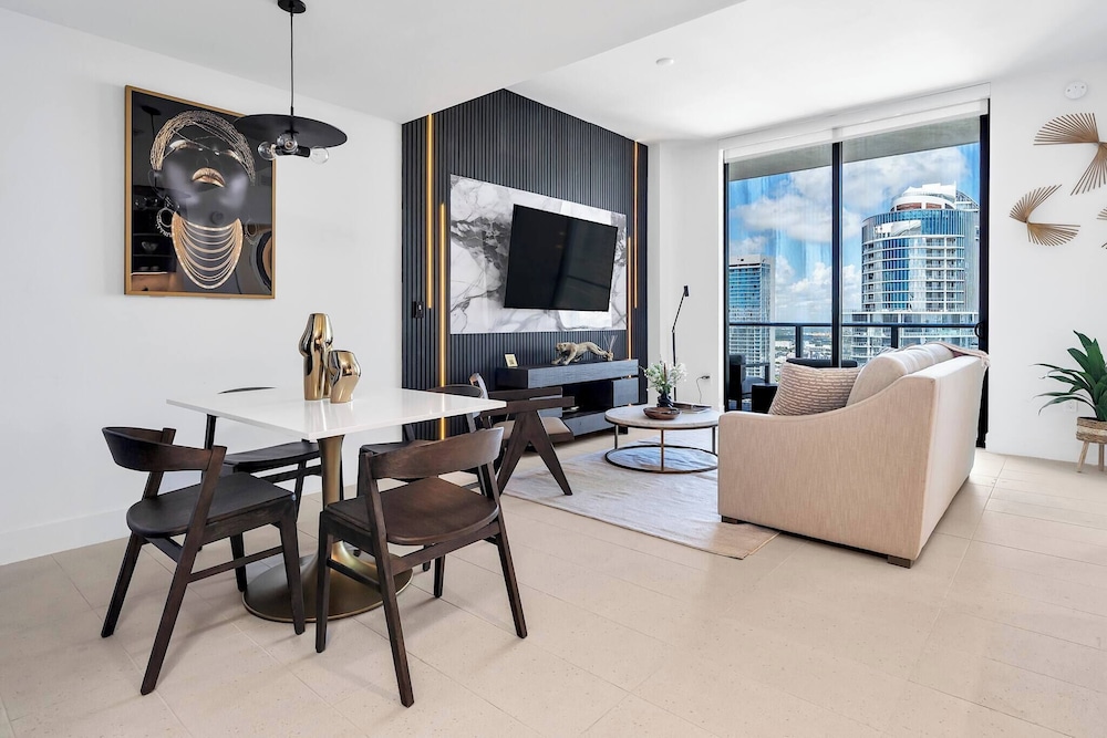 Luxury 1BR Penthouse, Bay & City Views Downtown