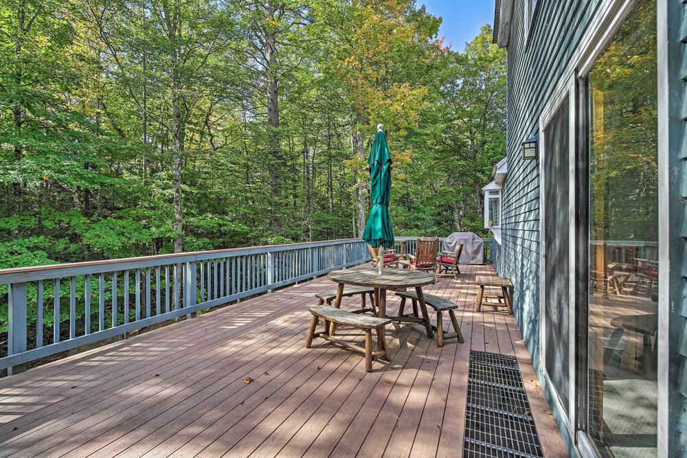 Condo w/ Deck & Grill < 5 Miles to Loon Mountain!