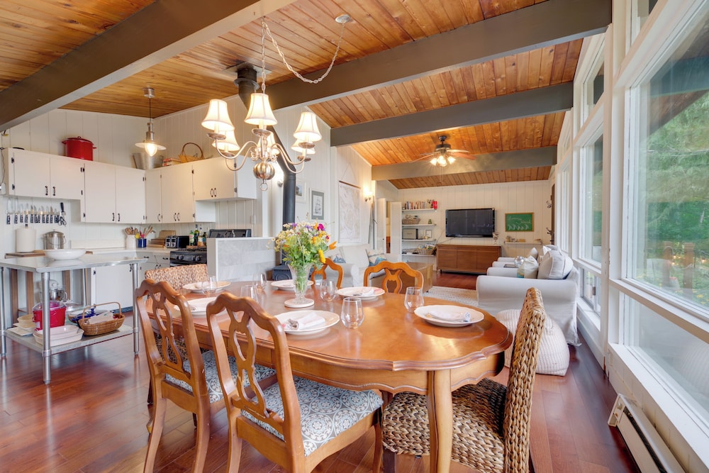 2 Blocks to Puget Sound Beach: Lummi Island Home