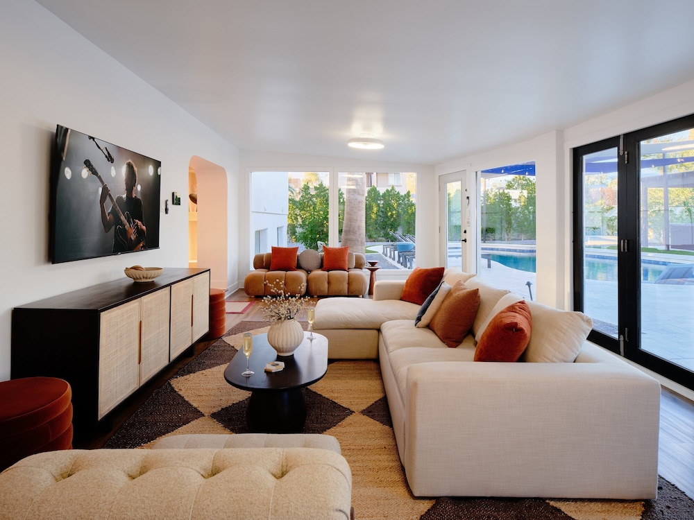 Sunburst Estate - Pool - Hot Tub - Tons of Games!