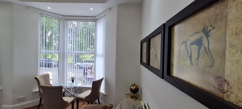 Botanic Gardens Oasis: Urban Convenience & Comfort view 5
