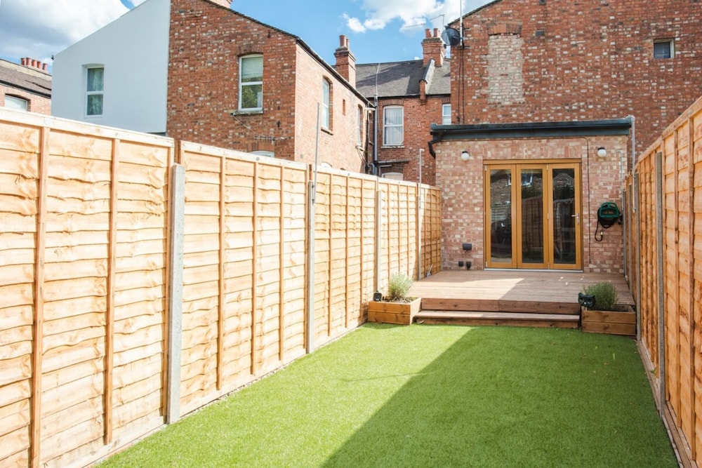 Stylish & Modern 3 Bed Flat in NW London With Garden