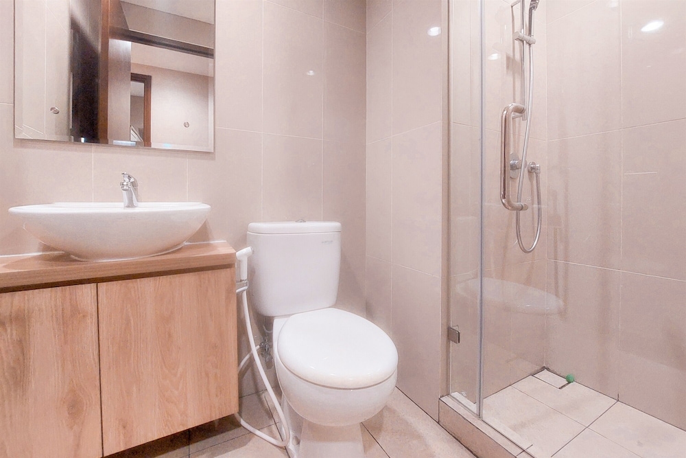 Nice And Modern 2Br Apartment At M-Town Signature