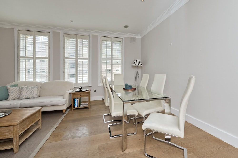 Immaculate two Bedroom Apartment in Chelsea by Underthedoormat