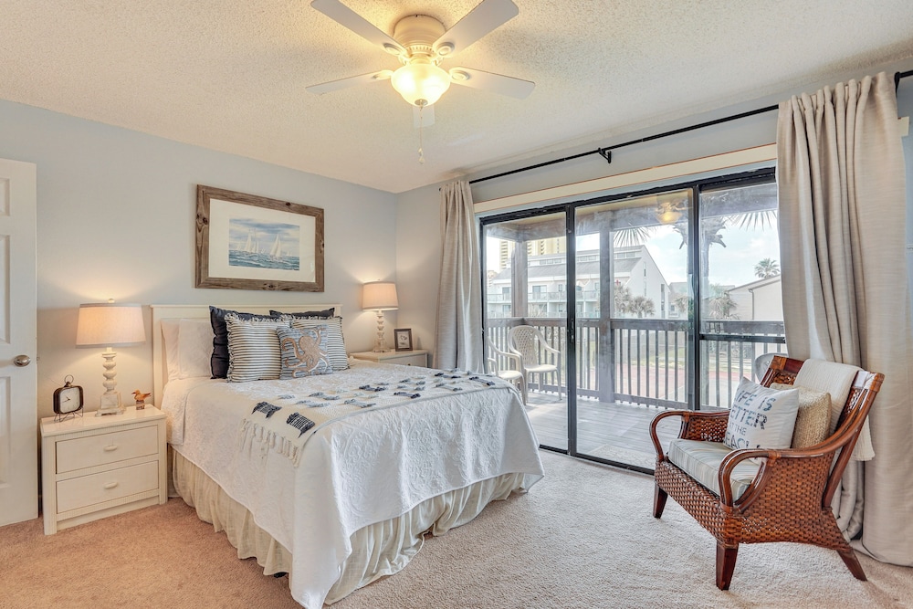Breezy PCB Retreat w/ Balcony - Walk to Beach!