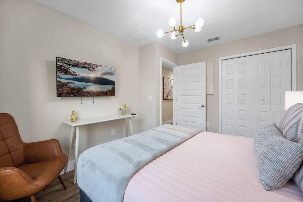 Beautiful 4BR Home w/ Modern Design