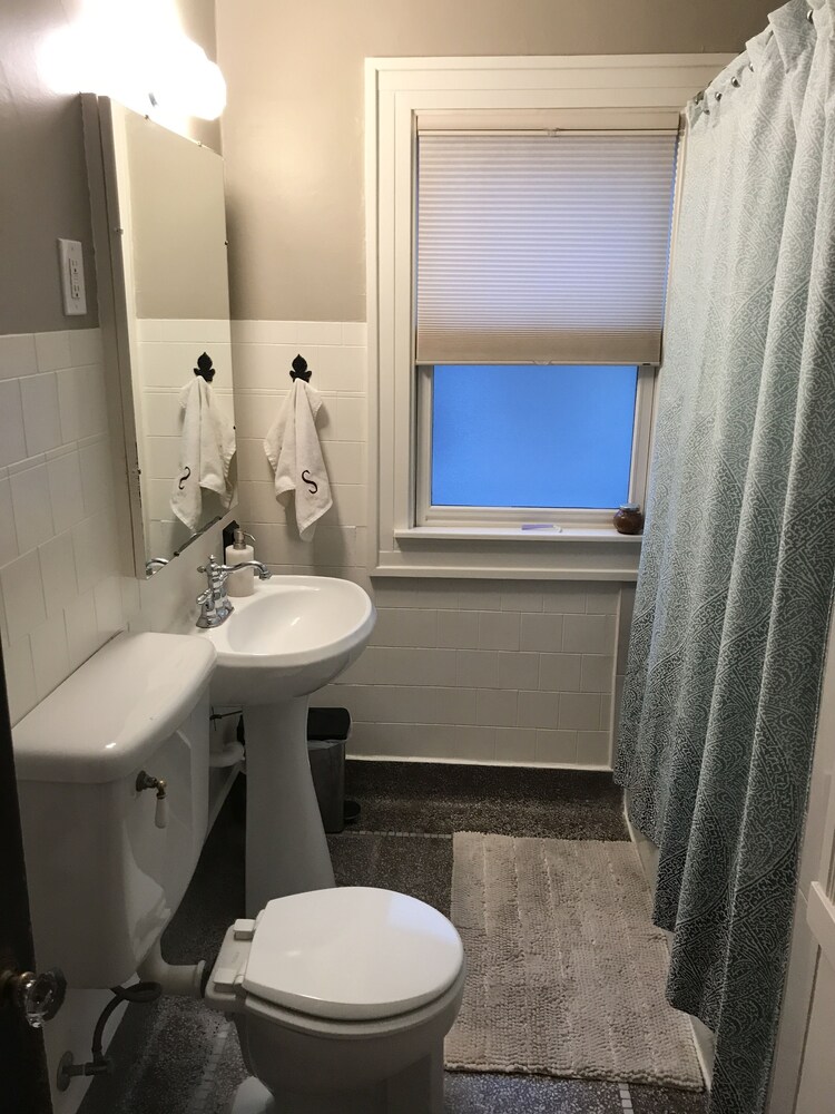Beautiful Luxury Suite A Shorewood Home
