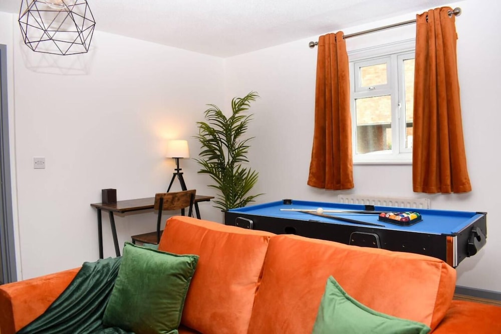 Amazing 4BR Near Hospital, Free Parking, Sleeps 10 view 3