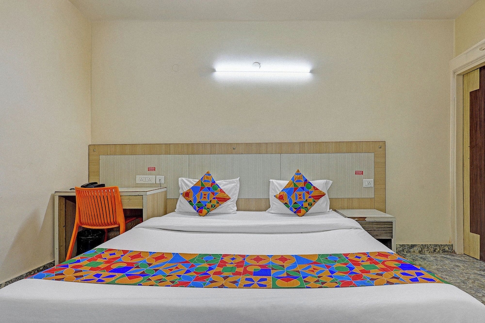 Fabhotel Crown Inn I